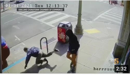 아시아계 노인을 밀쳐 넘어뜨리는 증오범죄 사건 현장[유튜브 동영상 캡처]